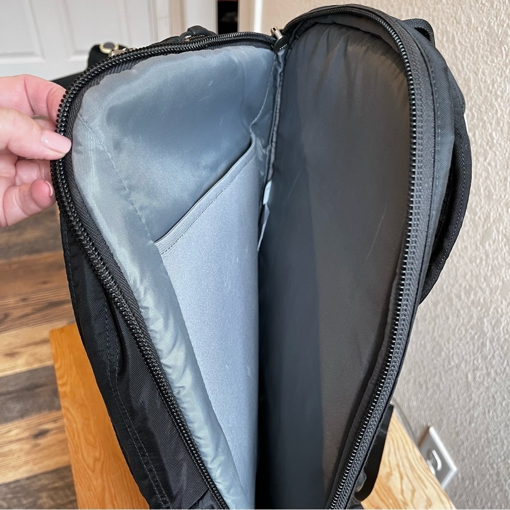The North Face | Black 24L Mainframe Laptop Backpack - Picture 3 of 9